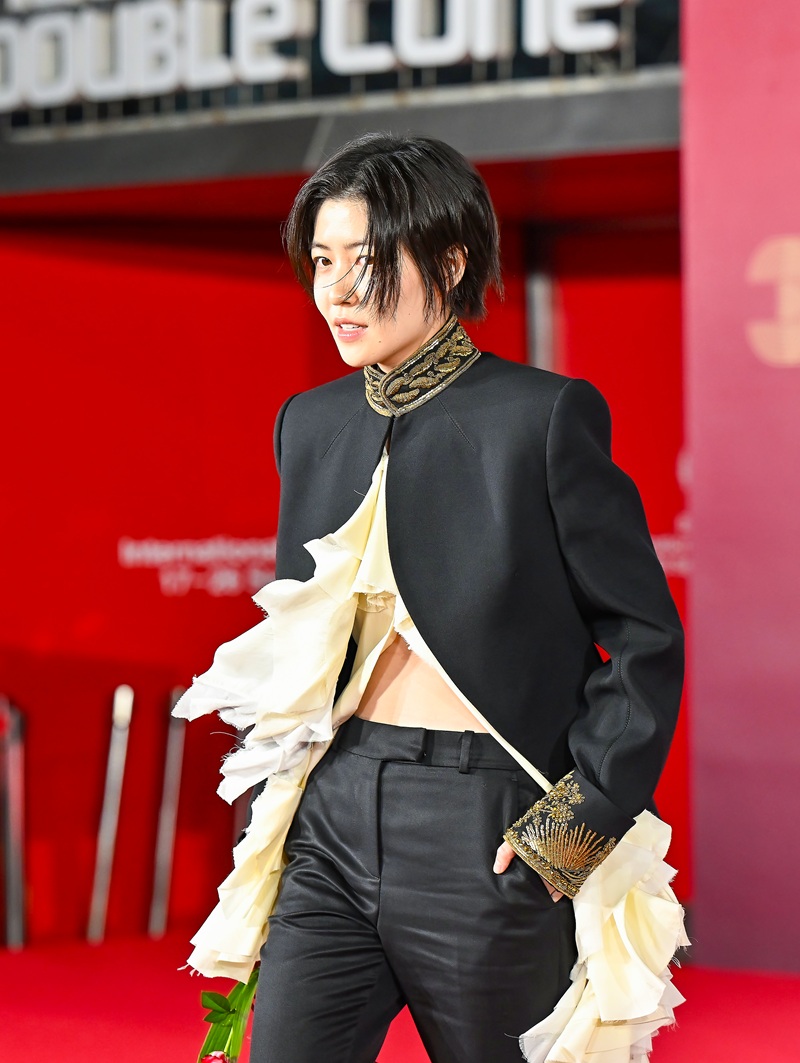 '제30회 부산국제영화제(BIFF)' 개막식 속 심은경의 시크한 맥퀸 수트 화제 27-Image